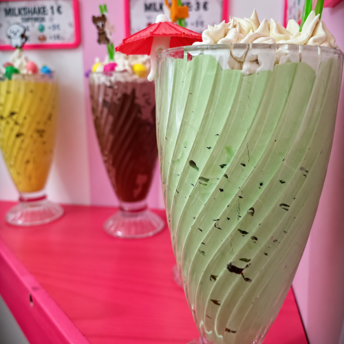 Sundae en primer plano sobre mostrador rosa